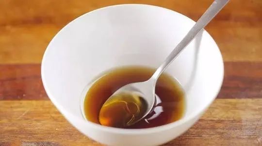 早晨空腹和晚上临睡前,取一勺蜂蜜,加一勺香油,把它们调和在一起,然后