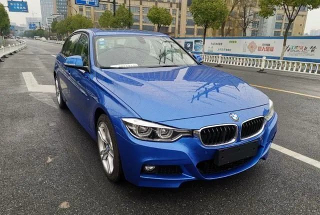 农村一大妈在560万宝马上晒咸菜，车主在旁边一声不吭：她比车贵多了