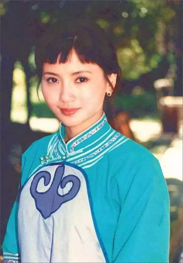 小白菜本名毕秀姑,是浙江余杭一位豆腐商贩葛品连的媳妇,长得娇俏美丽