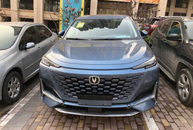 长安unik亮相街头蓝鲸20t233马力油耗84l年后上市