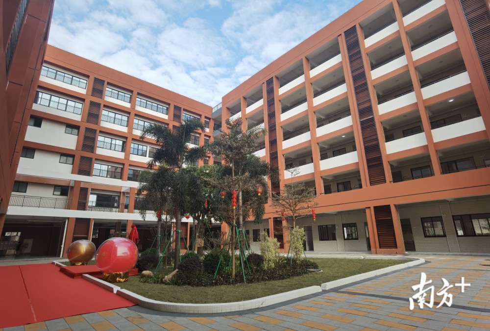 蒋晓敏 摄1月20日,容桂高黎小学举行教学楼竣工剪彩仪式.