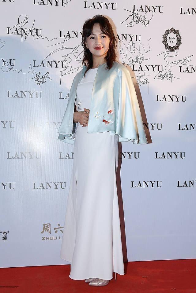 罗海琼高颜值任性穿黑色西服搭配阔腿裤气质全开显得高贵优雅