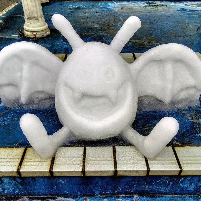 这位艺术家制作的雪雕丑萌中带着一丝搞笑带给我们冬日的快乐