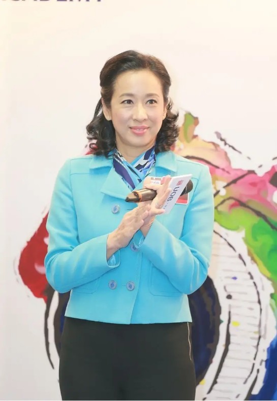 郭晶晶婆婆朱玲玲保养得好短衫搭配显名媛气质丝巾绝配