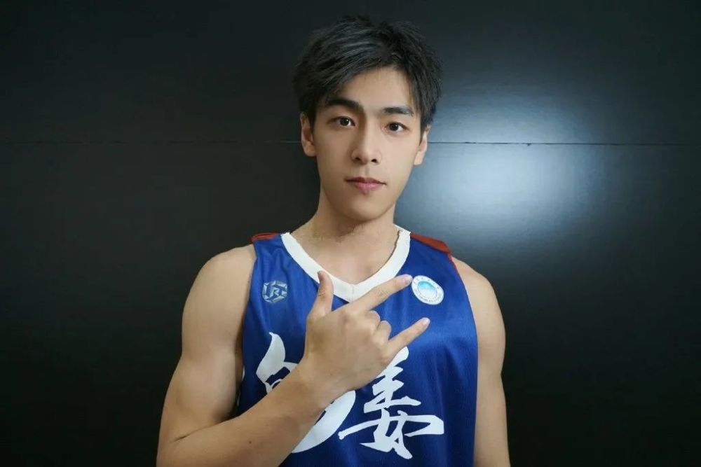 00后篮球体育生校草流汗小视频刷屏条顺腹肌小奶狼被他帅到了