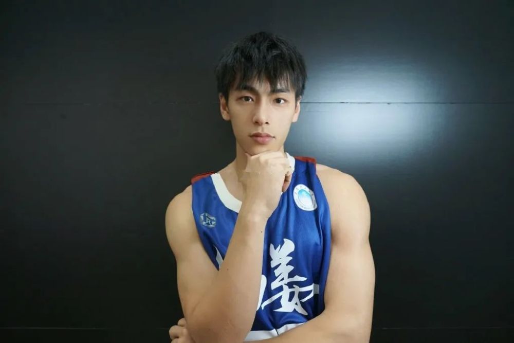 00后篮球体育生校草流汗小视频刷屏条顺腹肌小奶狼被他帅到了