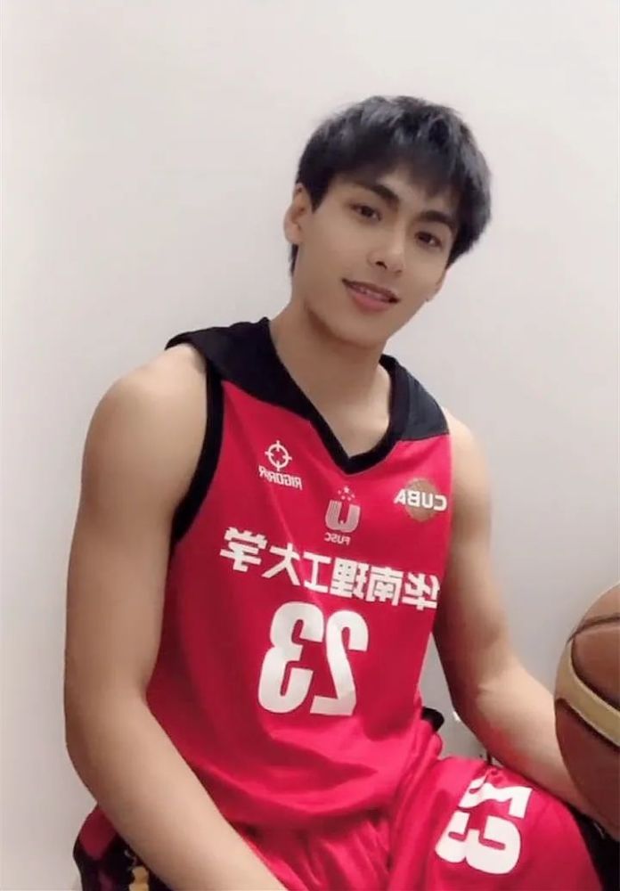 00后篮球体育生校草流汗小视频刷屏条顺腹肌小奶狼被他帅到了