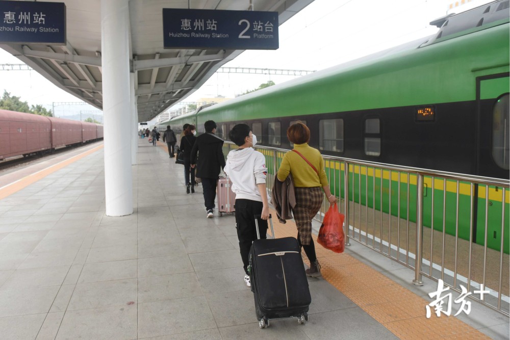 惠州火车站首次迎来复兴号动车