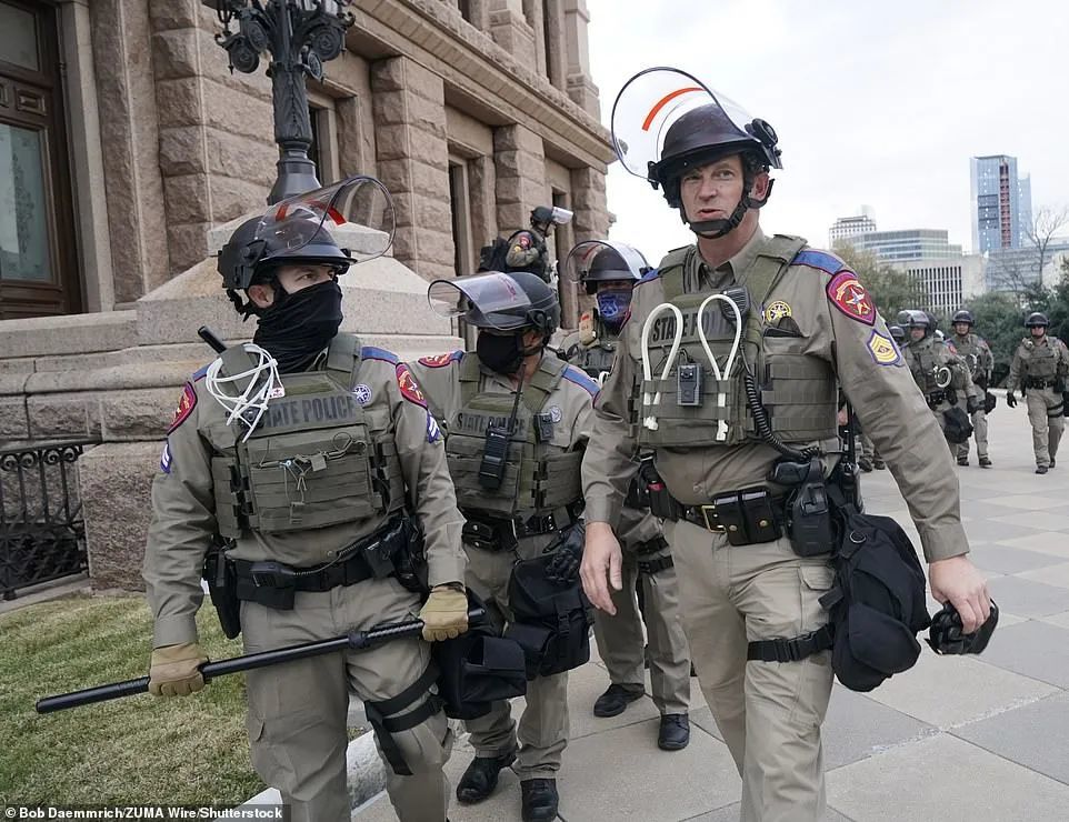 华盛顿大都会警察局,国会警察和全国各地的执法人员也加入了巡逻队伍.