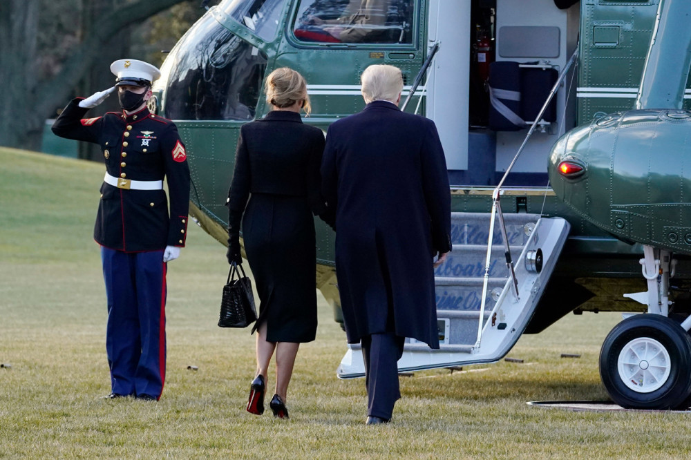 梅拉尼娅手提价值30万皮包离开白宫,一身黑衣不戴口罩