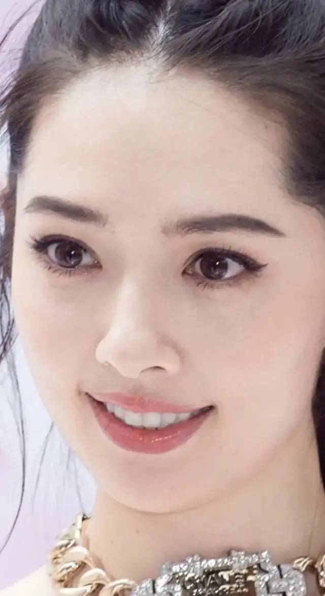 84年生的郭碧婷皮肤状态也太好了,搞好婆媳关系是保养的良药?