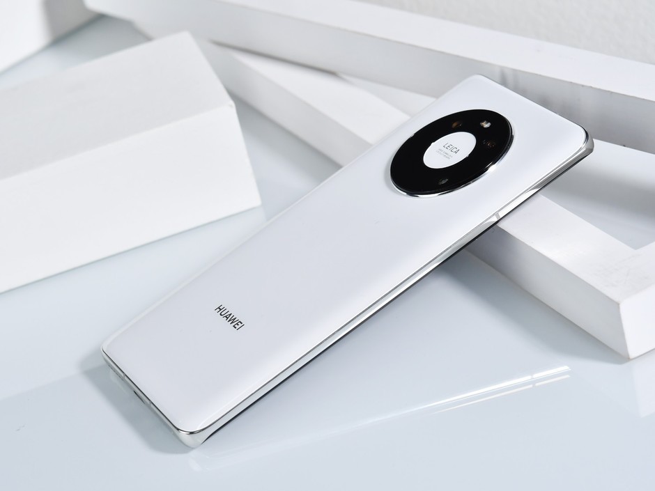 被低估的华为旗舰麒麟9000e无线充电还有90hz曲面屏