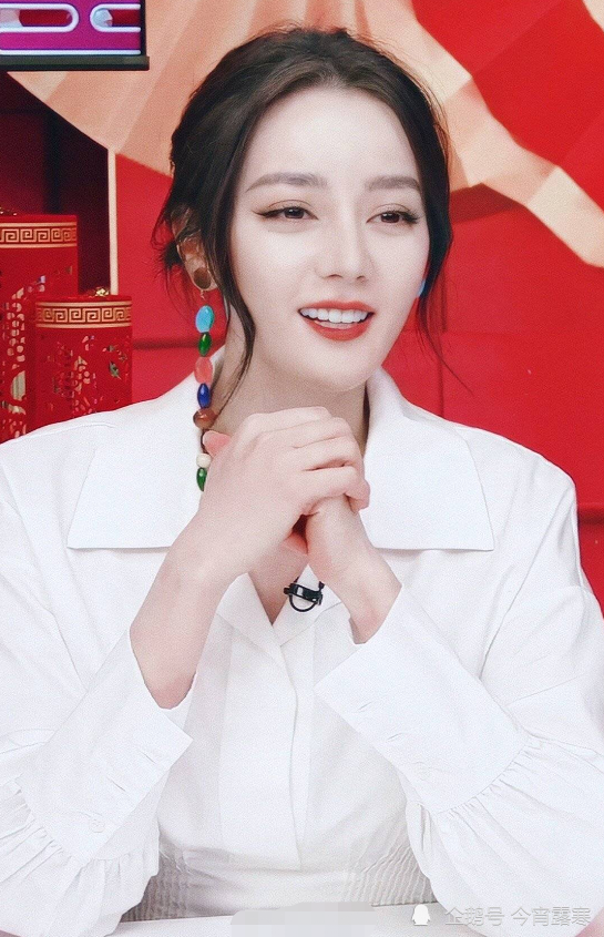 迪丽热巴直播头围比别人小一圈看清怼脸生图28岁的样子很真实