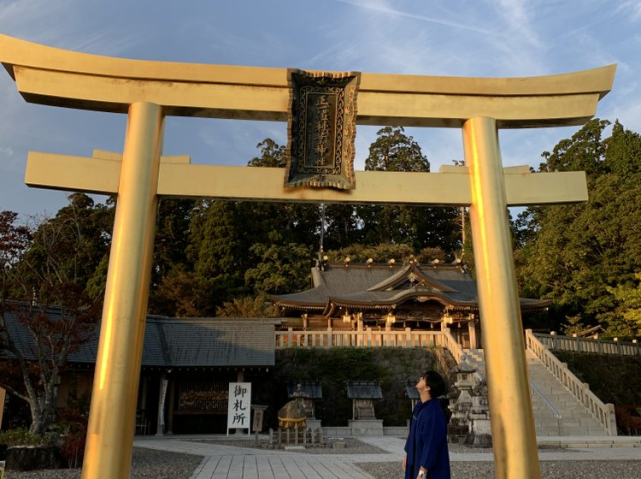 除此之外,還有專門祭拜金錢之神的「御金神社」擁有著「黃金鳥居」.