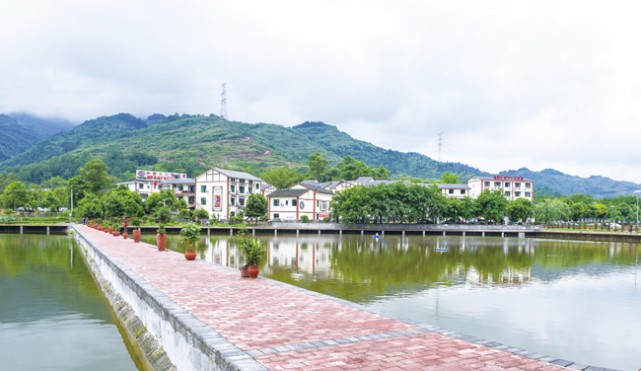 走进綦江区广阔的农村,三江街道照贵村,白墙黛瓦,草木葱茏;隆盛镇振兴