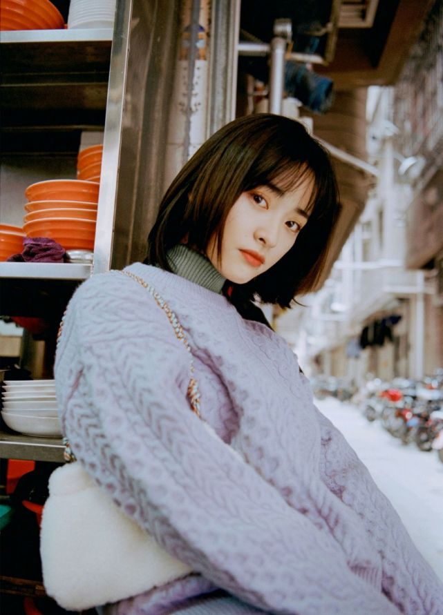 "初恋脸"沈月很适合学院风穿搭!配短发元气又减龄,少女感十足