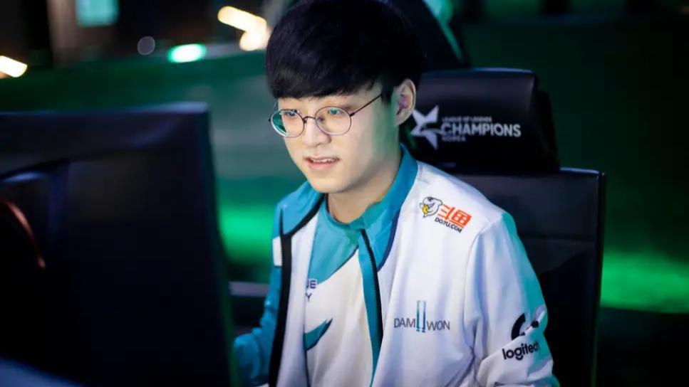 最令宣美放声尖叫的莫过于showmaker侧躺自拍照片