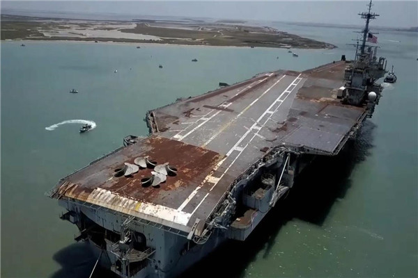 美8万吨航母被炸7个大洞,甲板上一片火海,134人不幸丧生