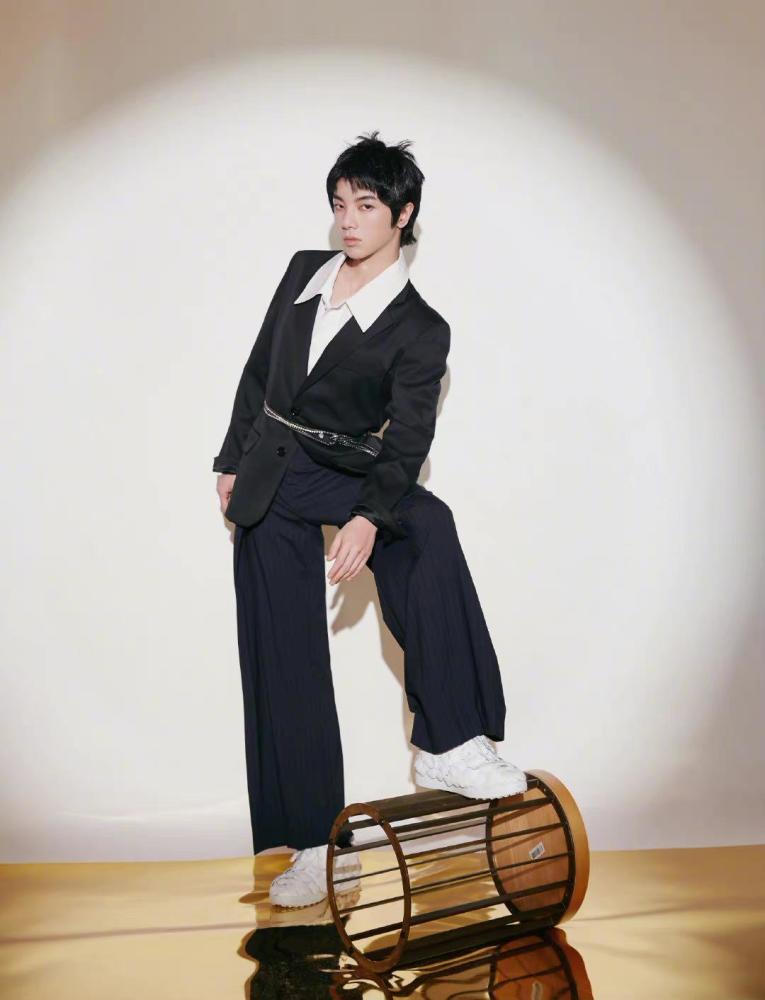 华晨宇的下半身搭配的是一条黑色的休闲裤,脚上则是选择了一双白色的