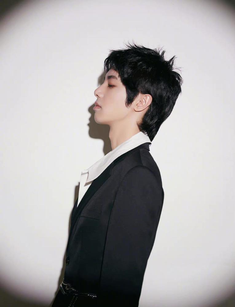 华晨宇最新造型释出经典黑白配尽显酷帅表现力一如既往的棒