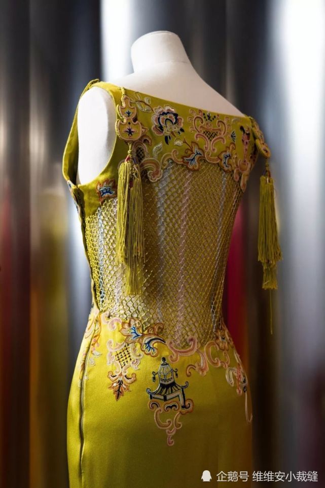 外国女星妮可基德曼,穿金黄色旗袍装,尽显中国传统文化惟妙惟肖