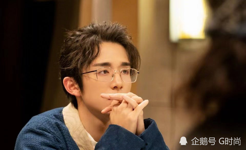 张新成综艺节目中扎着小辫子佩戴金边眼镜,搭配蓝色外套白色内搭_腾讯