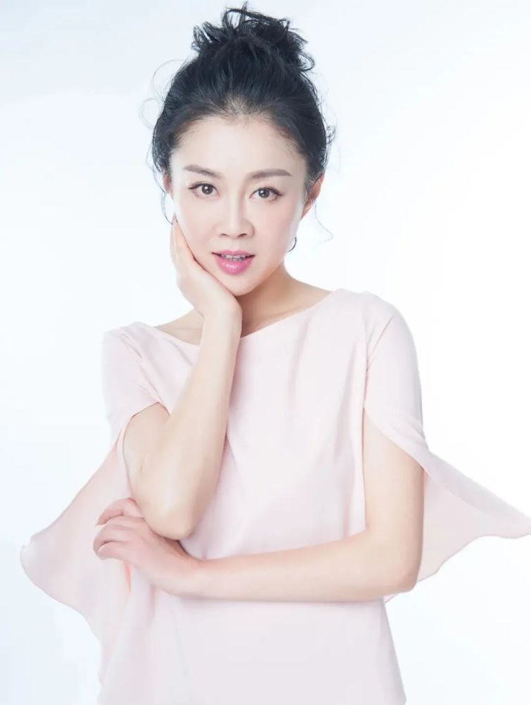 何雨霏,别名"小水仙",中国内地演员,云南电视台节目主持人.