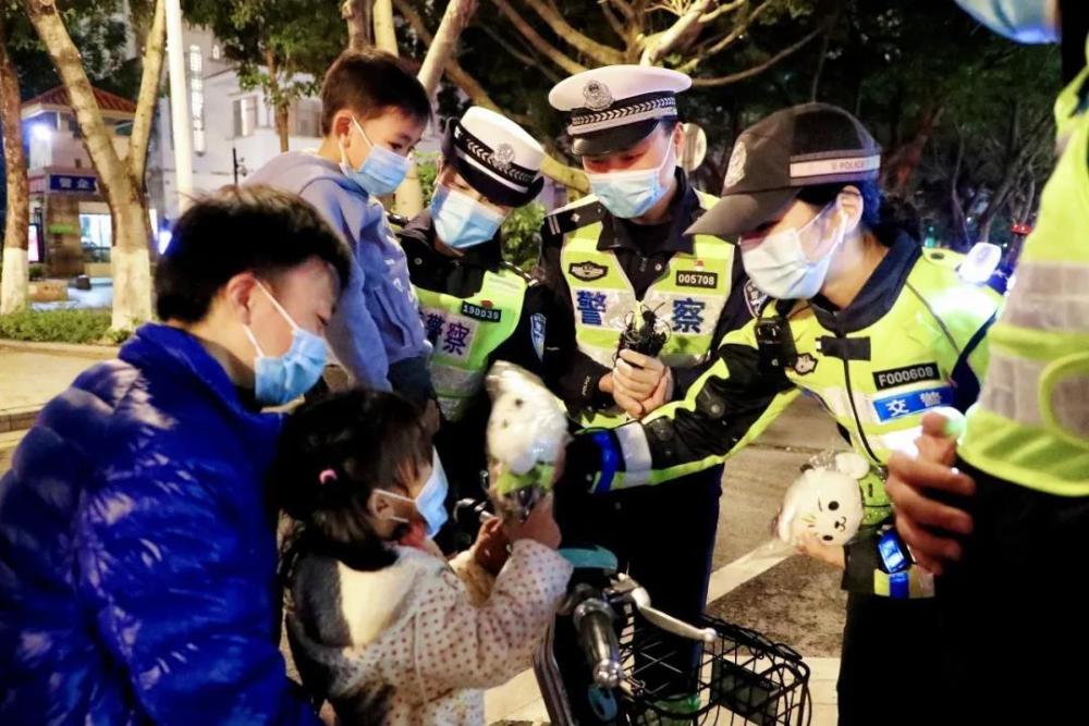 子顏正冒雨在合肥查酒駕!