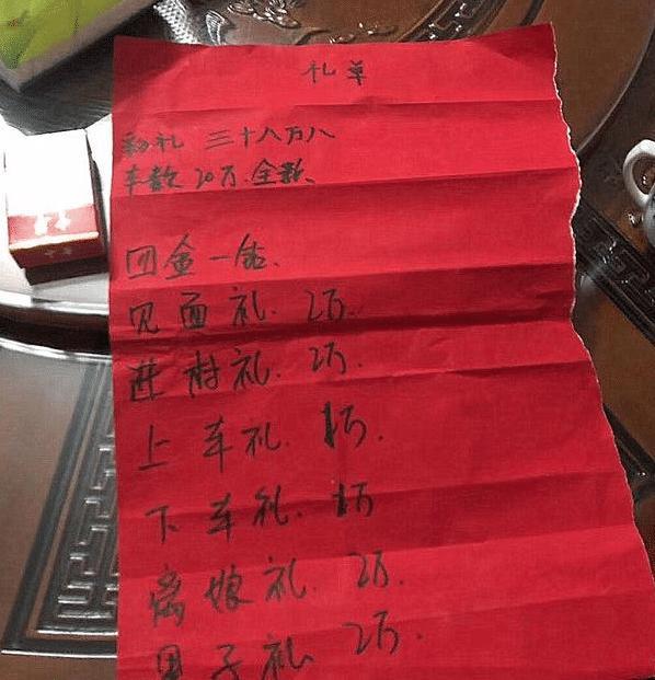 一觉醒来发现自己的头发被剪断了…在枕头边上有一只奇怪的虫子,有