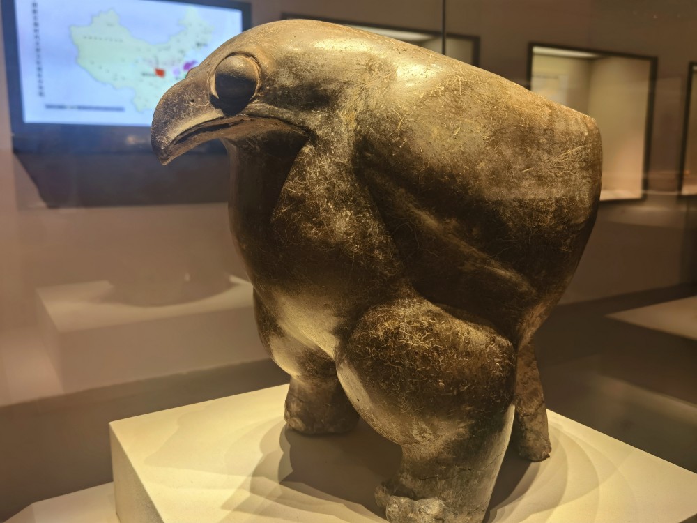 看见文物|来自新石器时代的"萌萌鹰"——鹰形陶鼎-腾讯新闻