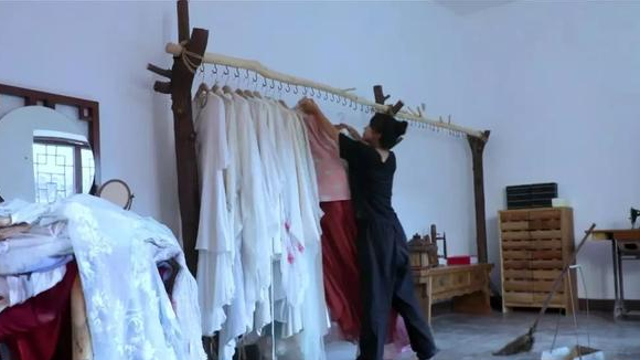 李子柒田园生活大公开,让网友羡慕不已的惬意生活,就像世外桃源