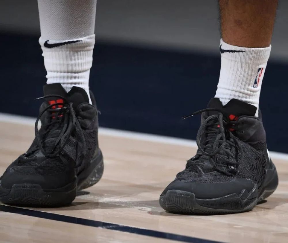 其实这双鞋还有多个更好看的配色,只不过穆雷个人比较低调,选了全黑.