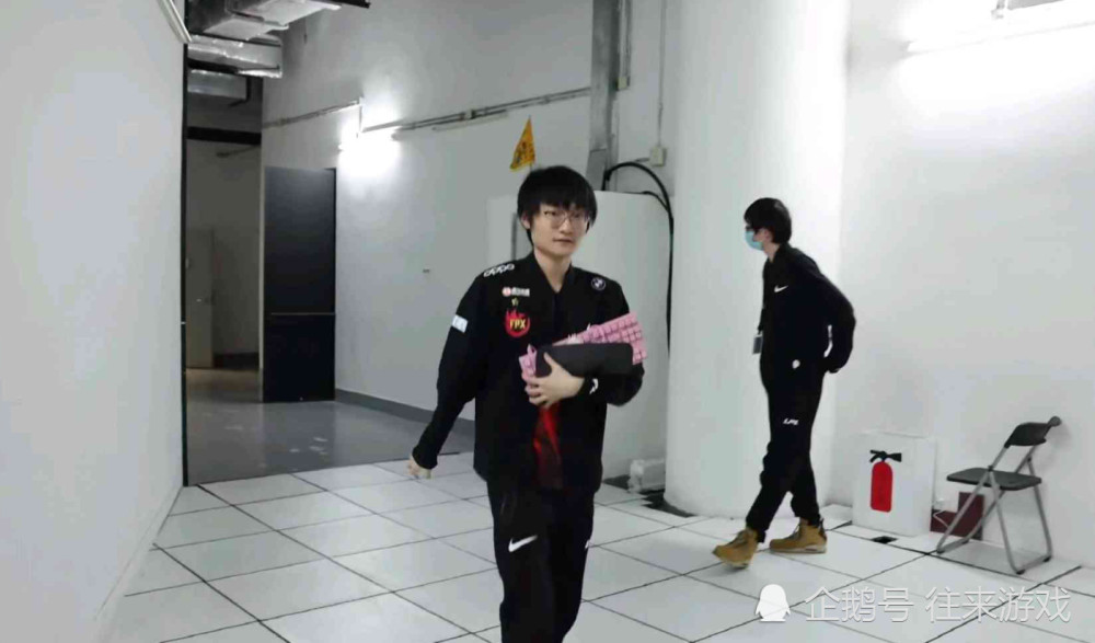 fpx小天宣布暂离赛场,看清老队友金贡这句话,粉丝哭出声!