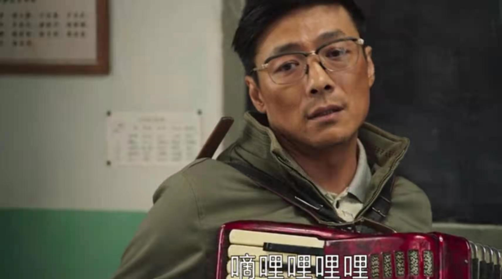 《山海情》白校长迎接新老师时面无表情,他为何表现得如此冷漠?