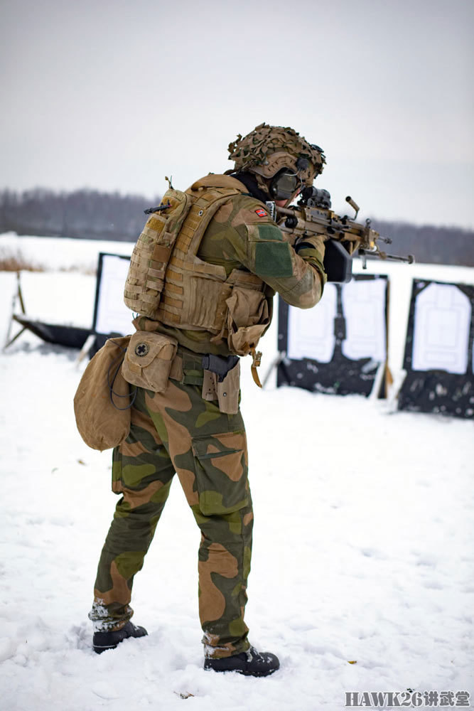 驻立陶宛的挪威军队实弹训练协防波罗的海三国遏制俄罗斯侵略