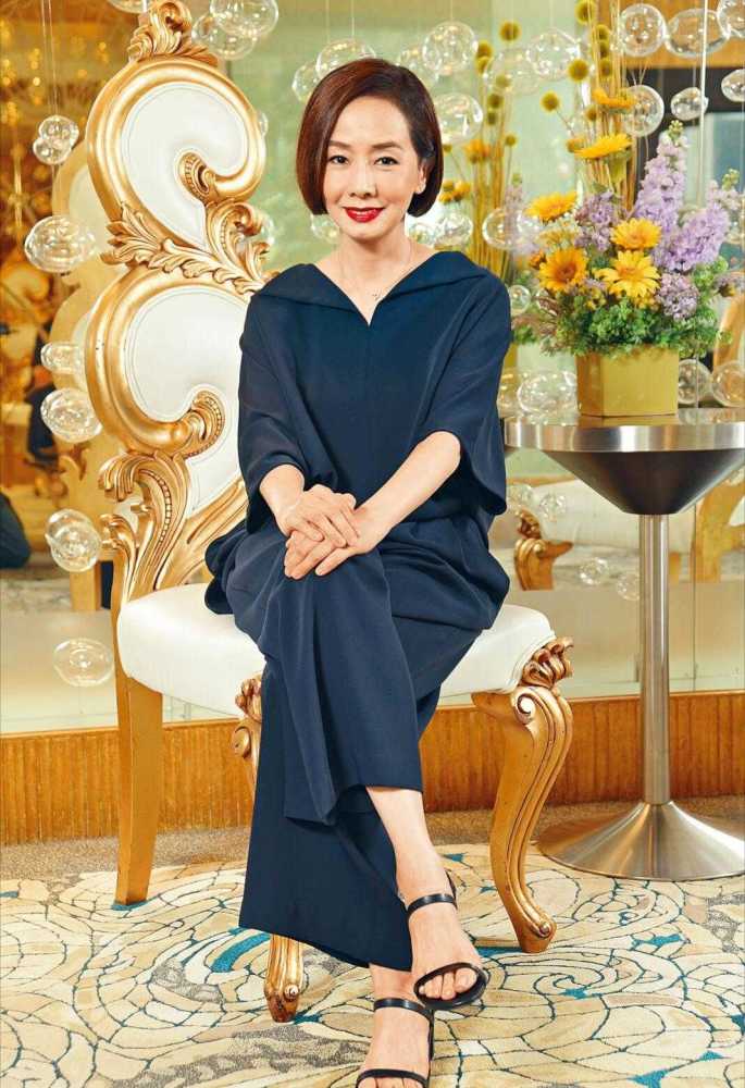 59年的毛舜筠还有傲人身材,穿金属色西装套装亮相,气质真高贵