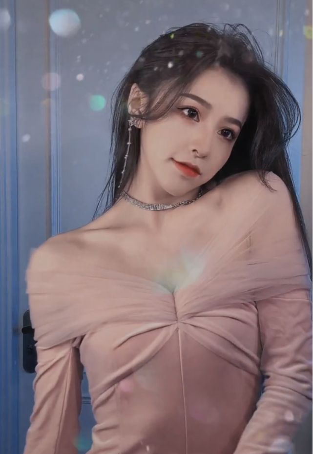 千万粉丝网红人设最成功的一位 可爱沙雕女神经 完美变装化身神明少女