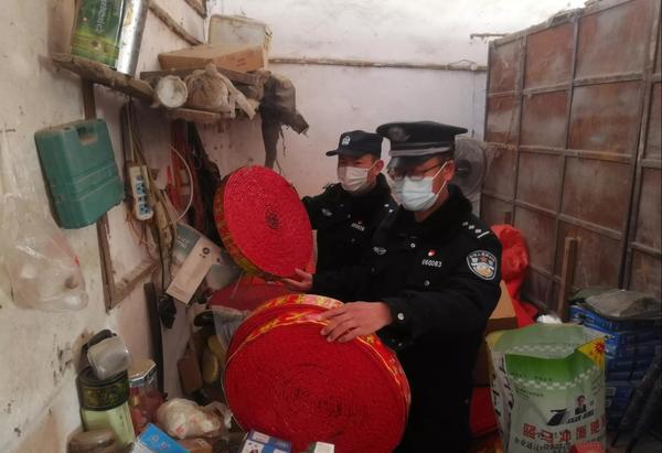 10万响鞭炮藏身五金店内被漯河民警当场查获