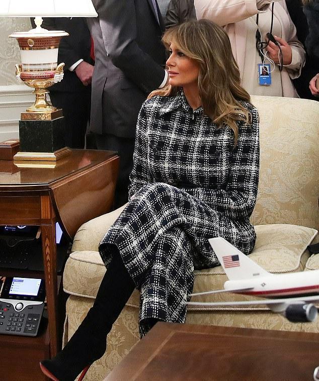 50岁梅拉尼娅会6国语言穿黄色大衣像走t台真不愧是超模