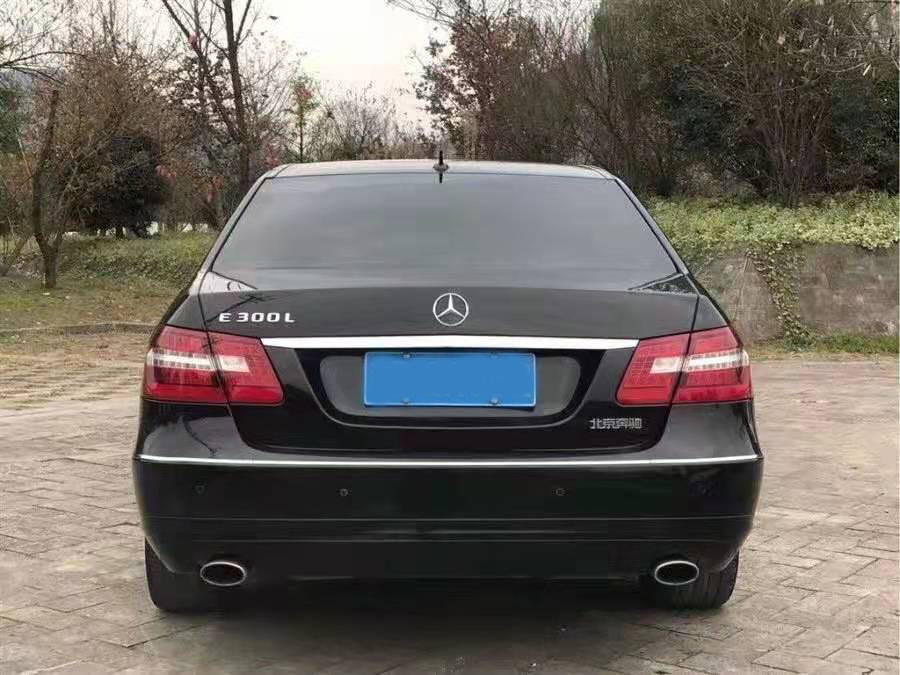 2012年奔驰e300售价10.8万,完美的突出了e级轿车的动感外形