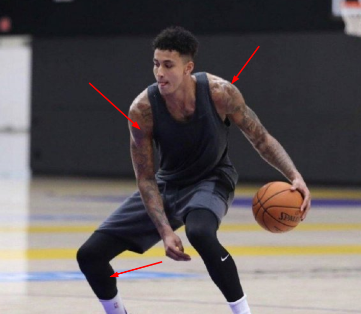 库兹马身穿灰色背心,瘦的直接撑不起来,并且再看这小腿肌肉以及麒麟臂