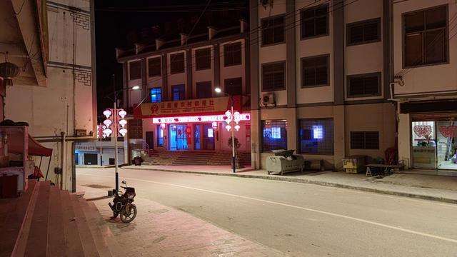 巧家大寨镇小路灯照亮群众"回家路"