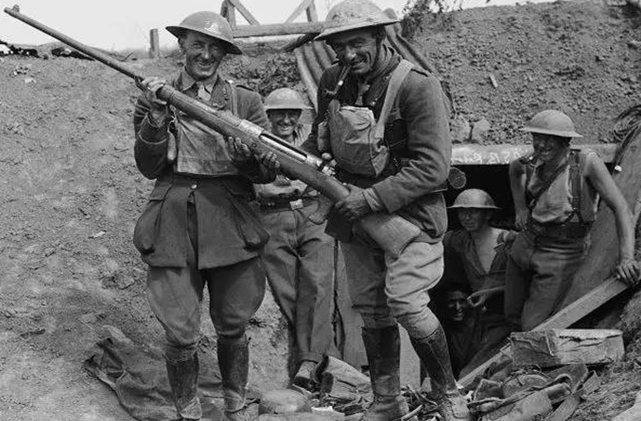 一战士兵求生欲有多强?特意制作3款奇葩武器,躲在战壕里不出来
