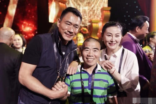 "武大郎"扮演者宋文华,媳妇一出场,台下一片掌声_腾讯网