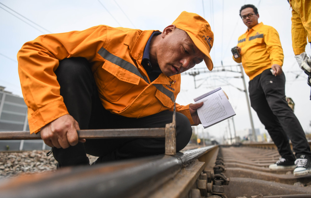 社会昼夜备战春运的铁路工人