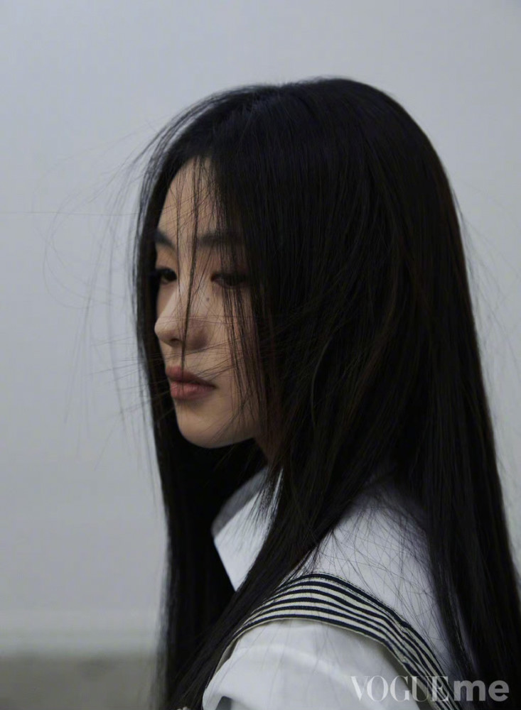 刘浩存出道再登封面黑长直发型曼妙身姿硬照表现力真可