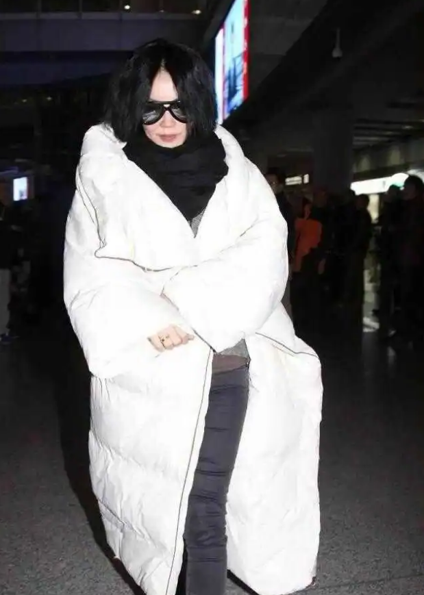 王菲的气质有多绝?普通羽绒服也能穿出高级感,难怪能红这么多年