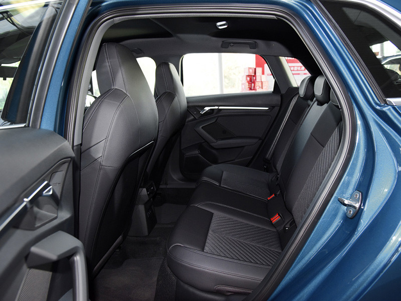 新一代奥迪a3两厢车的后排空间新一代奥迪a3三厢车的后排空间座椅和