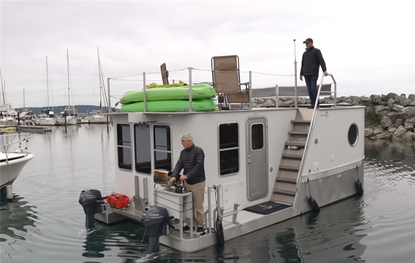 外国人把家建在船上微型小屋不仅能住3口人还有开放式厨房