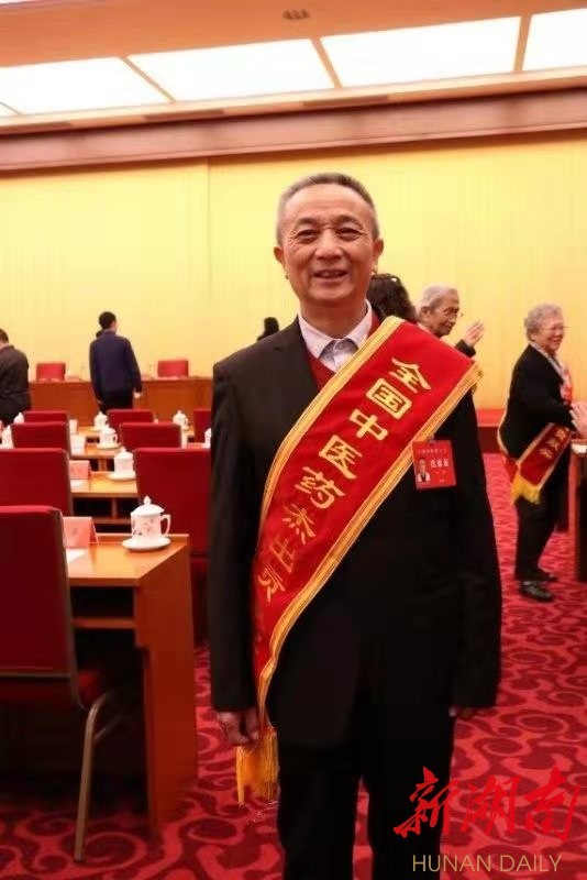 (2019年,江林荣获"全国中医药杰出贡献奖")有一位